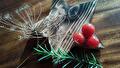 Houten ster met tomaatjes, rozemarijn en gedroogde dille als kerstthema